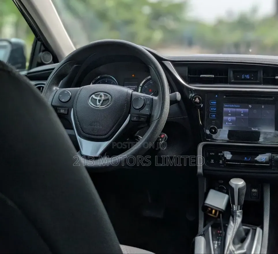 Toyota Corolla LE (1.8L 4cyl 2A) 2018 Black