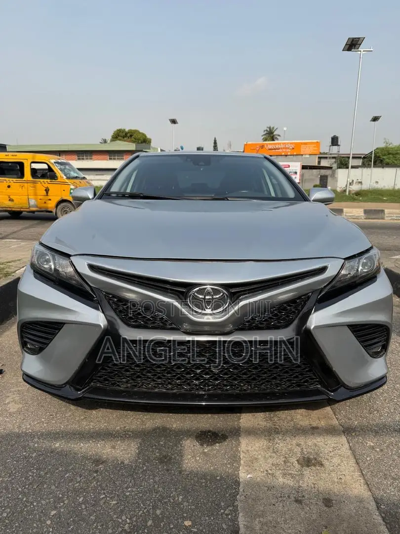 Toyota Camry SE FWD 2020 Silver