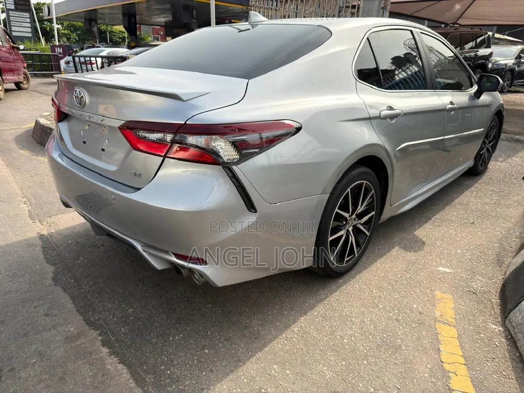 Toyota Camry SE FWD 2020 Silver