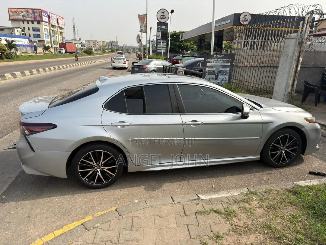 Toyota Camry SE FWD 2020 Silver