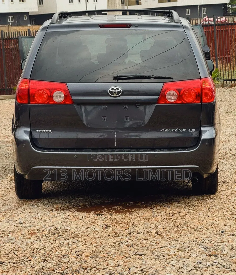 Toyota Sienna LE 2009 Gray