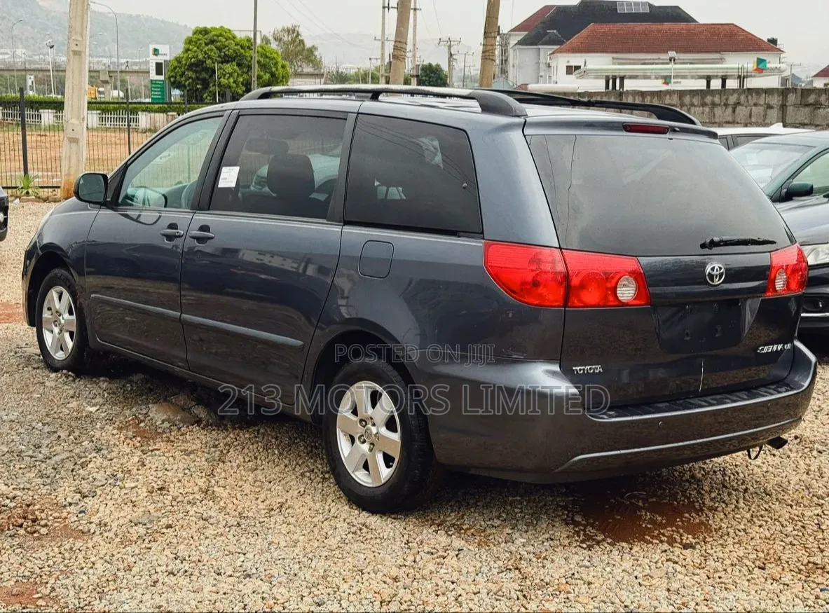 Toyota Sienna LE 2009 Gray
