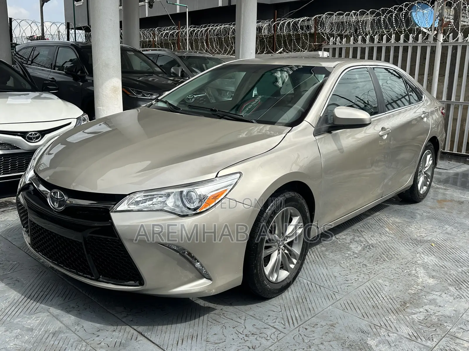 Toyota Camry 2016 Gold