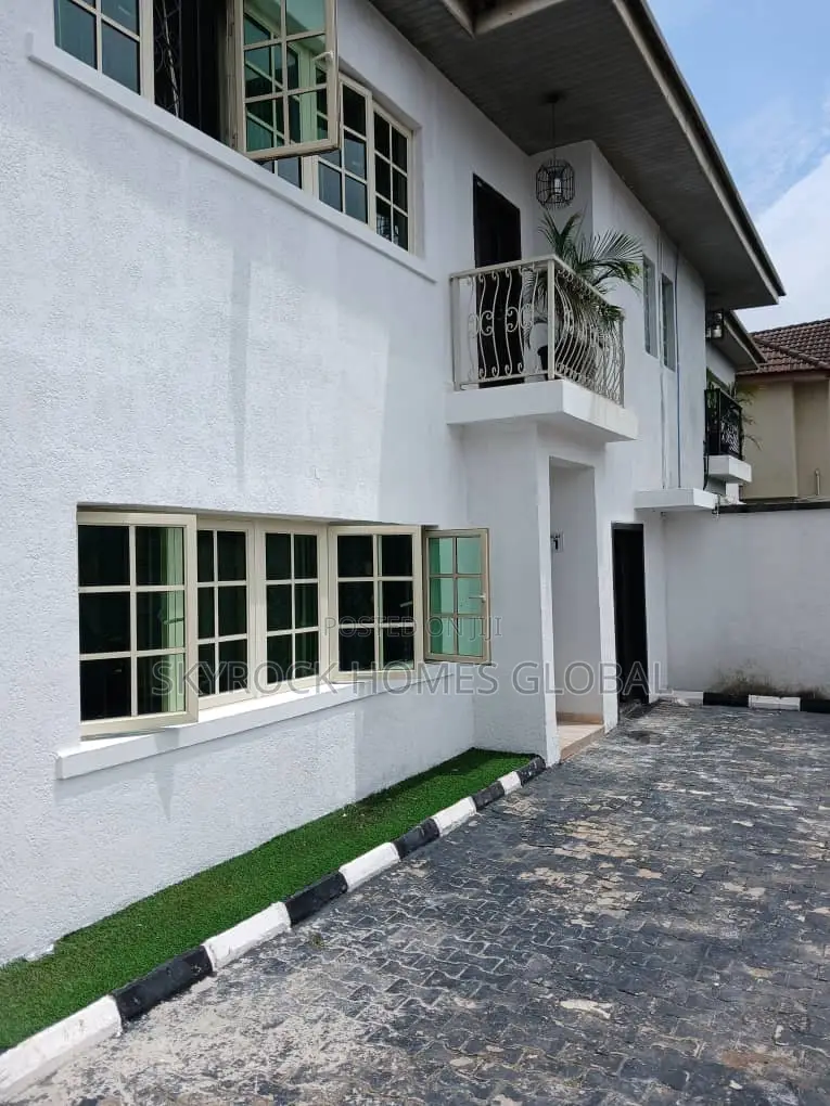 2bdrm Block of Flats in Lekki Phase 1 for rent