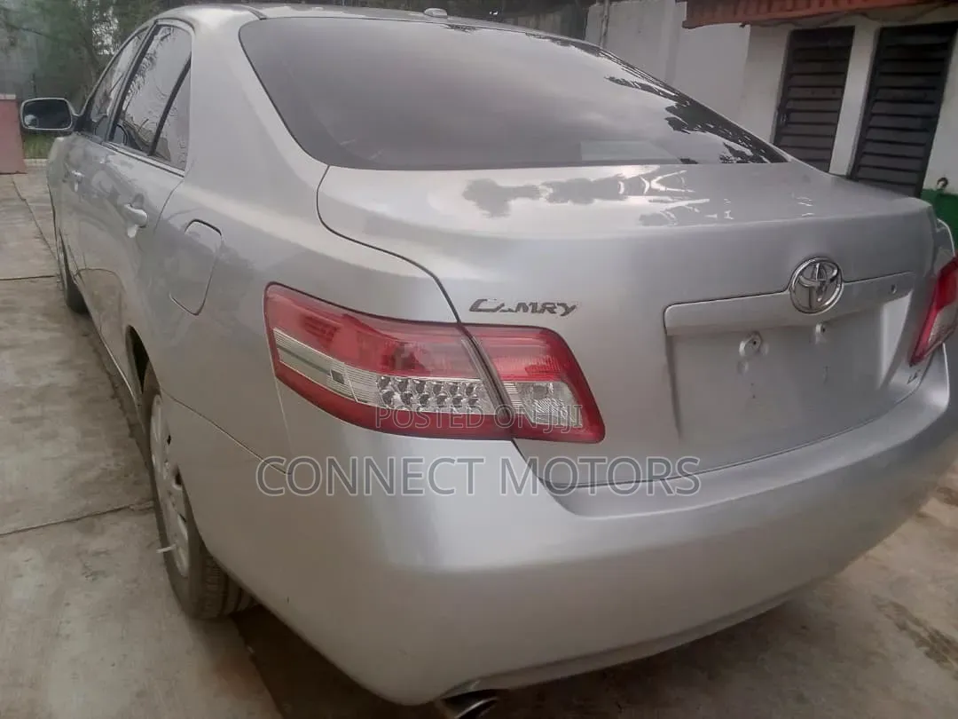 Toyota Camry LE V6 4dr Sedan (3.5L 6cyl 6AM) 2010 Gold