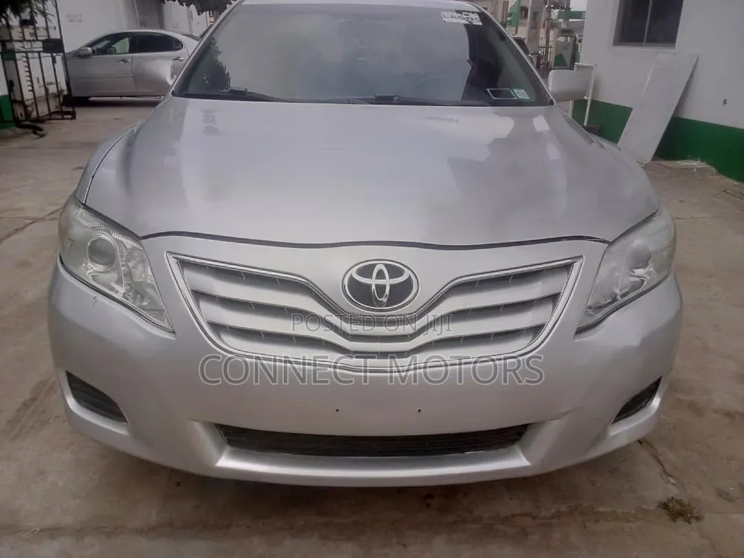 Toyota Camry LE V6 4dr Sedan (3.5L 6cyl 6AM) 2010 Gold