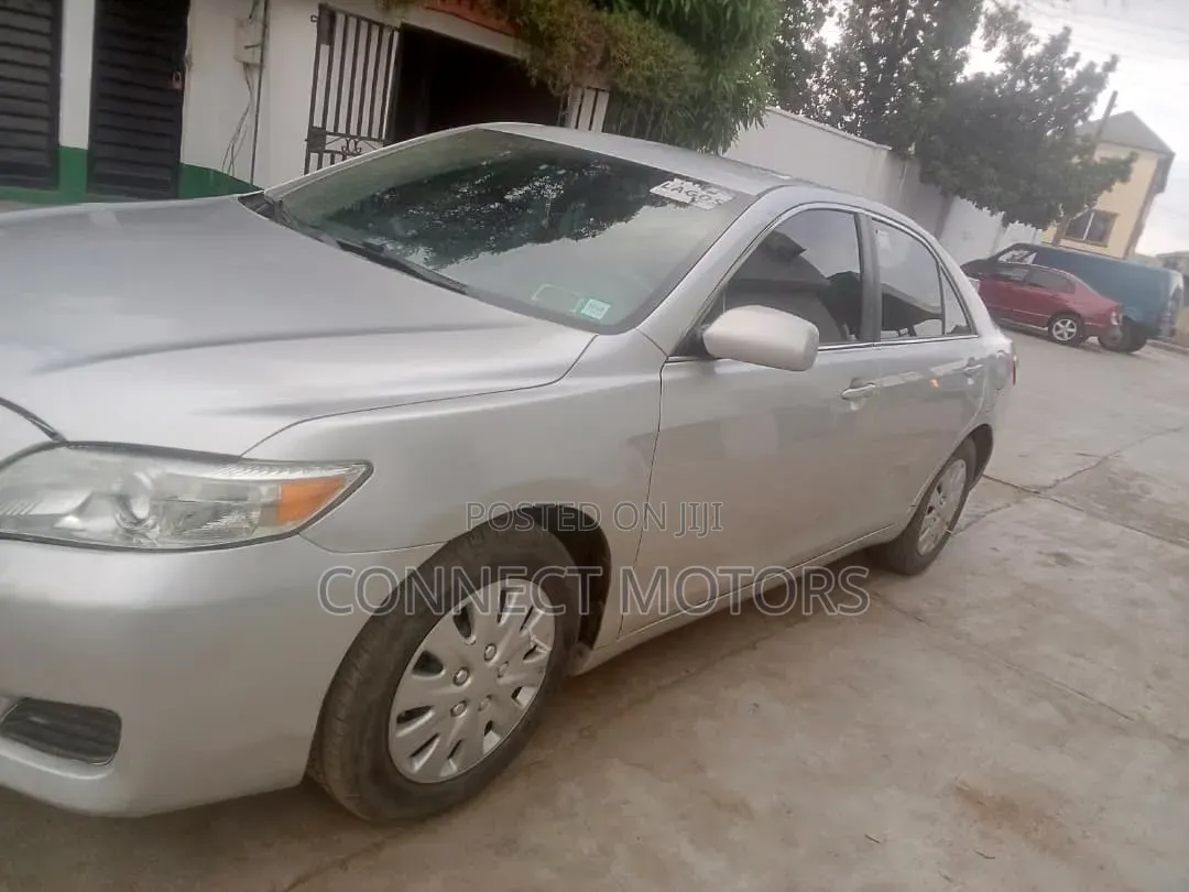 Toyota Camry LE V6 4dr Sedan (3.5L 6cyl 6AM) 2010 Gold