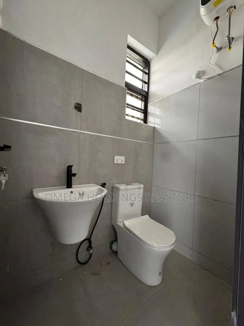 5bdrm Duplex in Agodi Gra for sale
