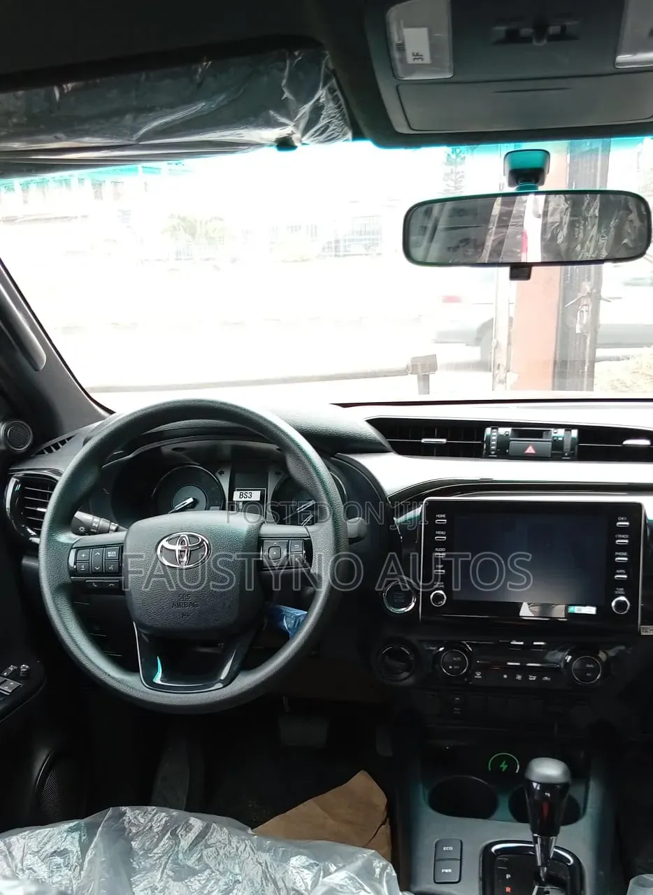 New Toyota Hilux 2025 Black