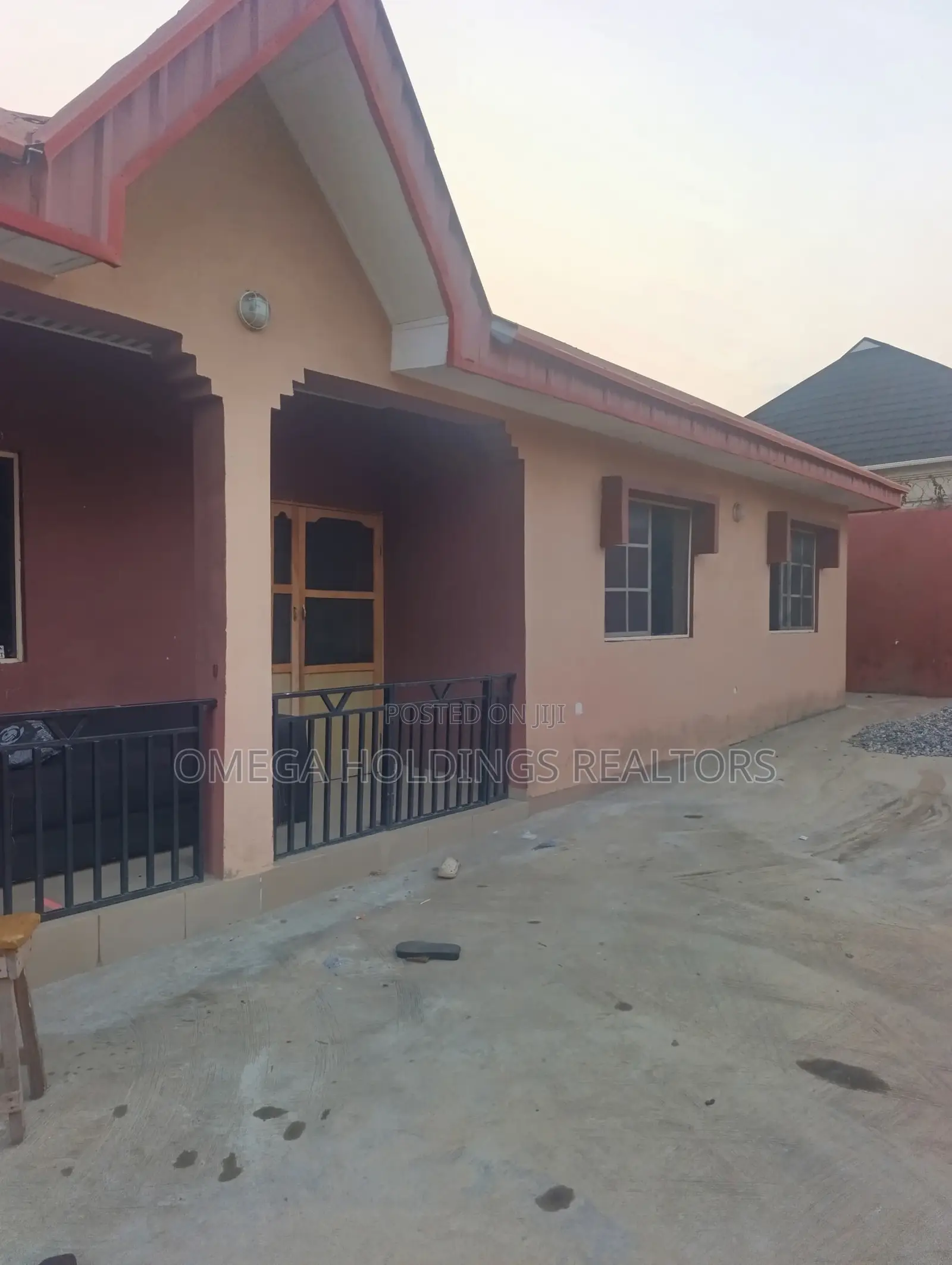 6bdrm Bungalow in Eleta, Oluyole for sale