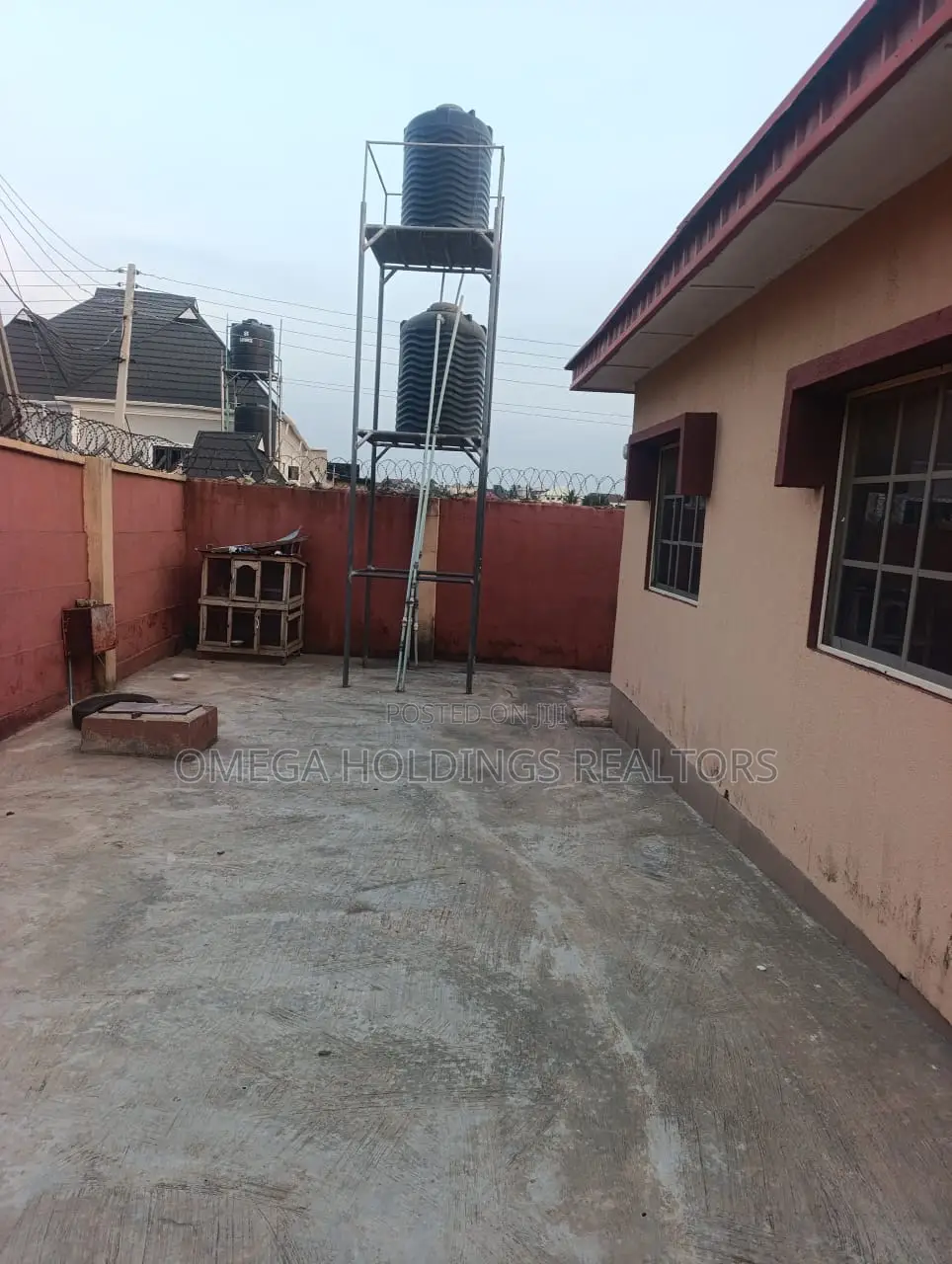 6bdrm Bungalow in Eleta, Oluyole for sale