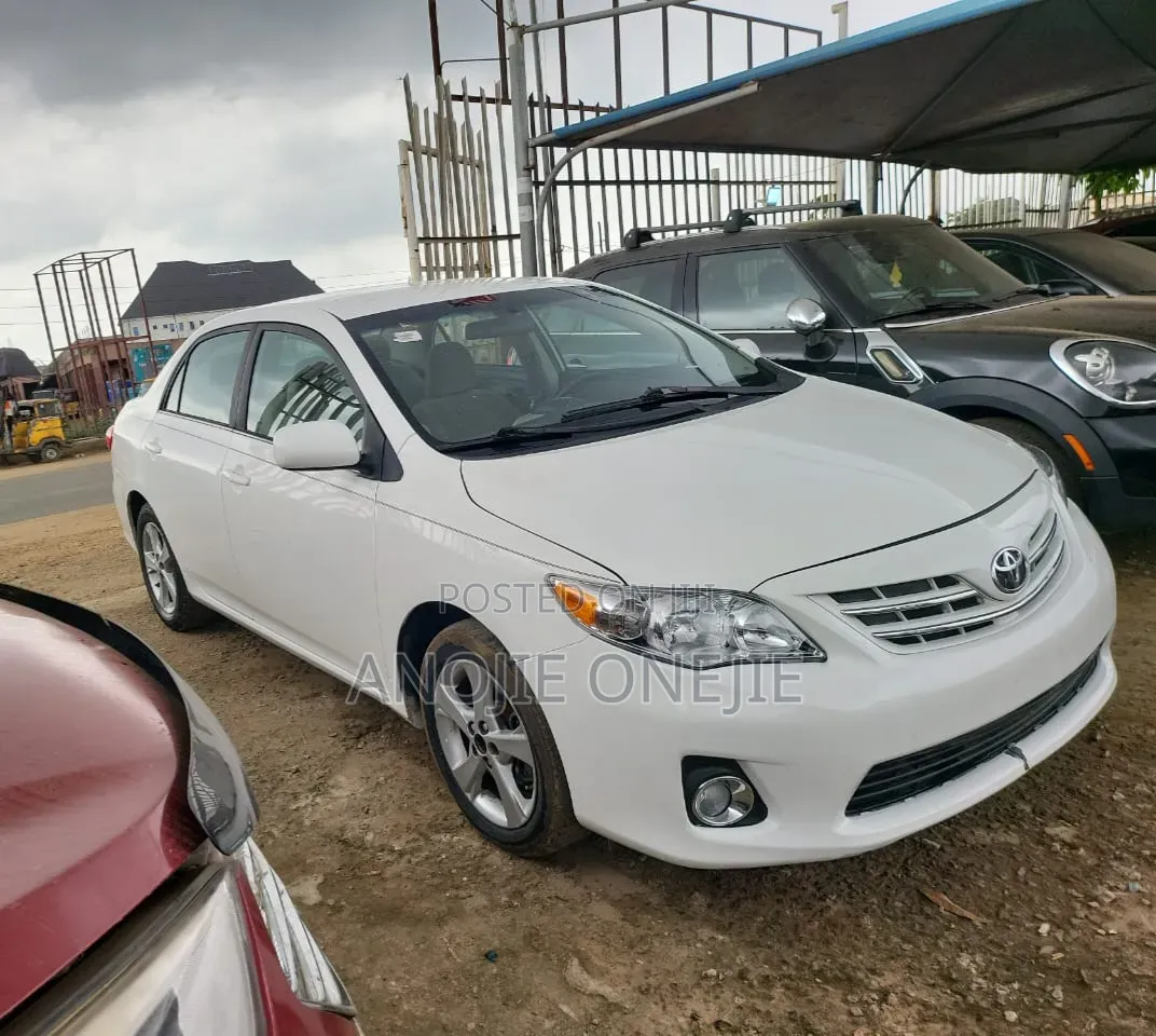 Toyota Corolla LE 4dr Sedan (1.8L 4cyl 4A) 2013 White