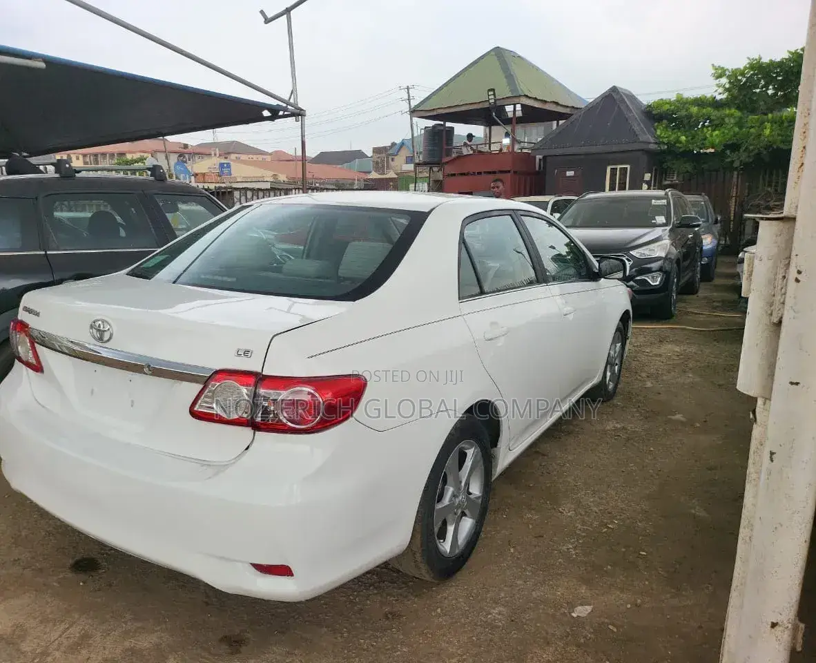 Toyota Corolla LE 4dr Sedan (1.8L 4cyl 4A) 2013 White