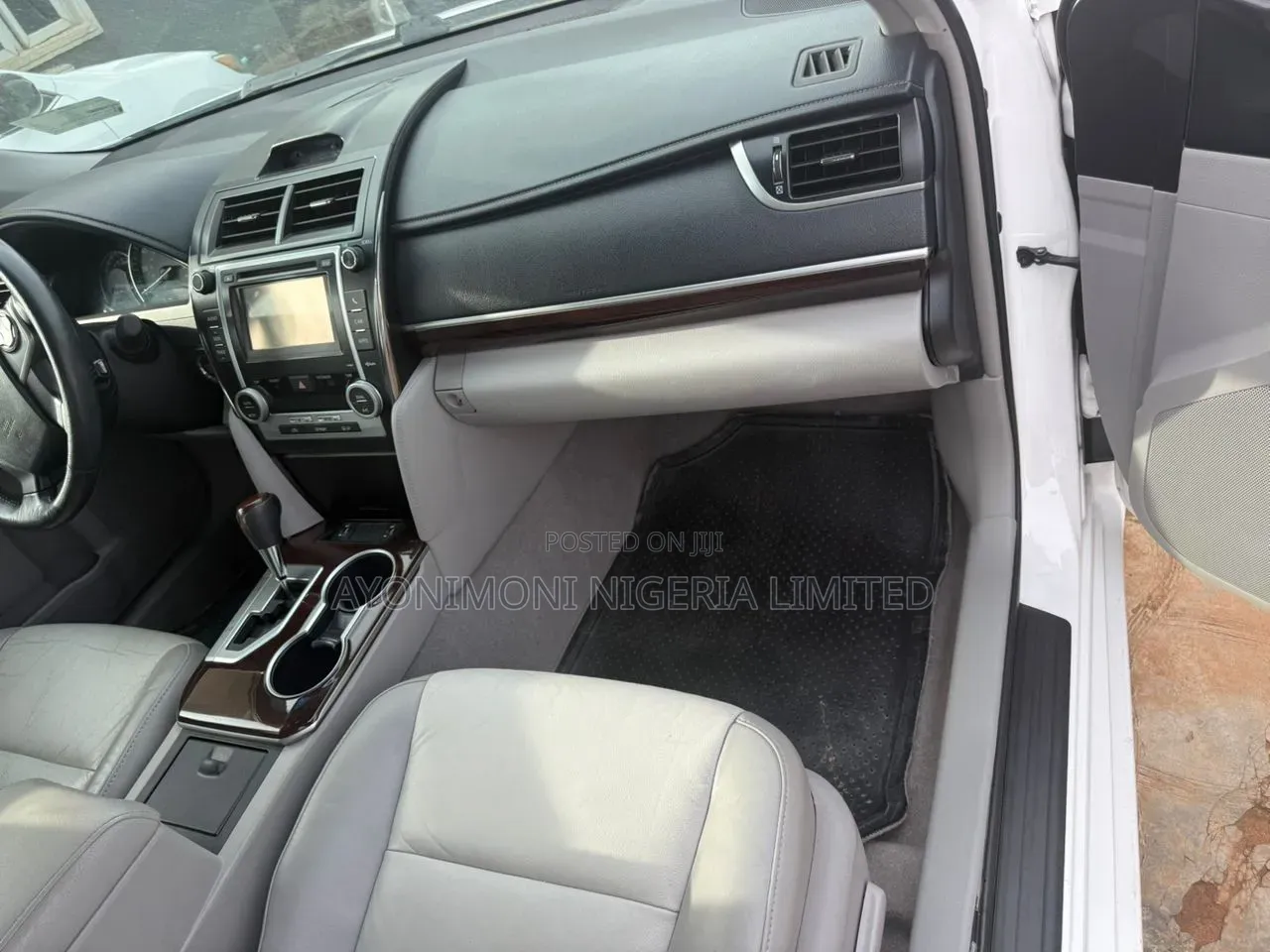 Toyota Camry XLE 4dr Sedan (3.5L 6cyl 6A) 2014 White