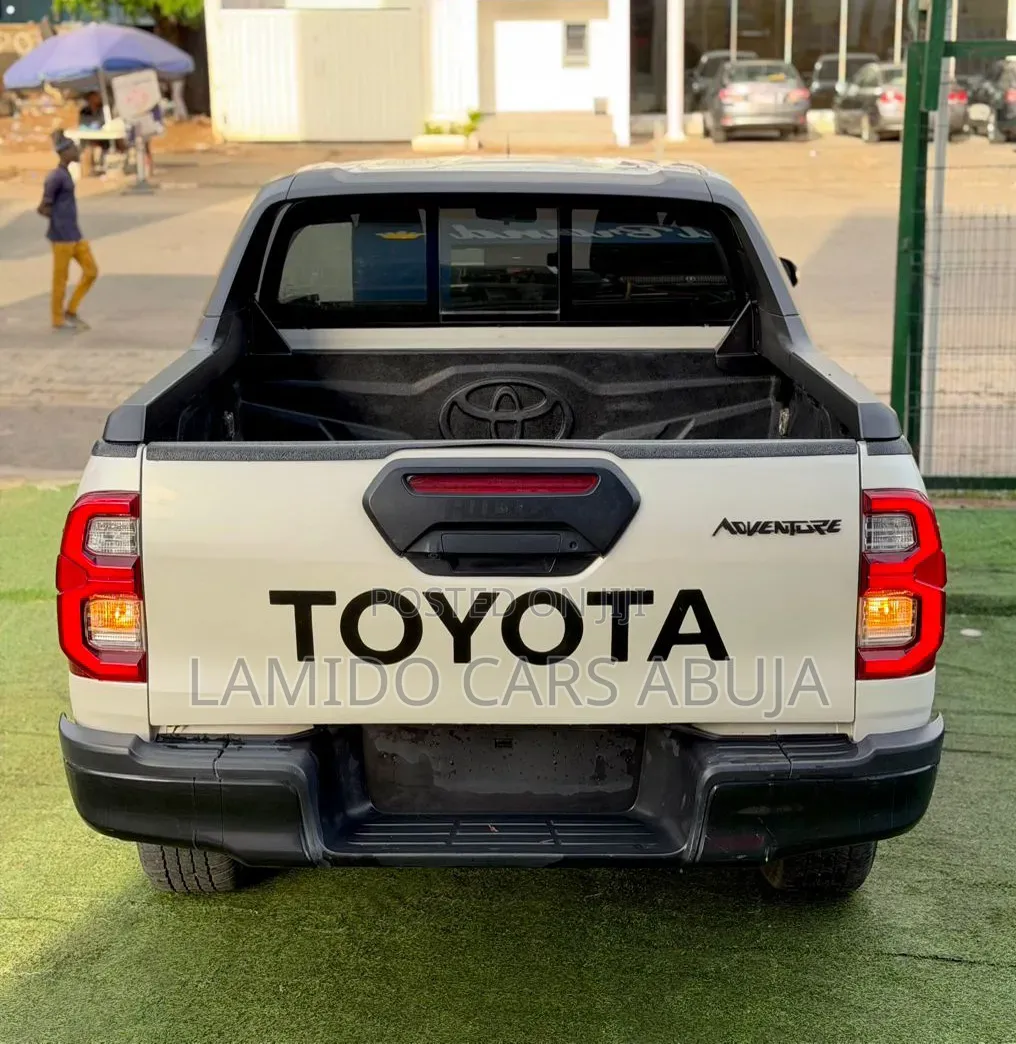 Toyota Hilux 2021 White