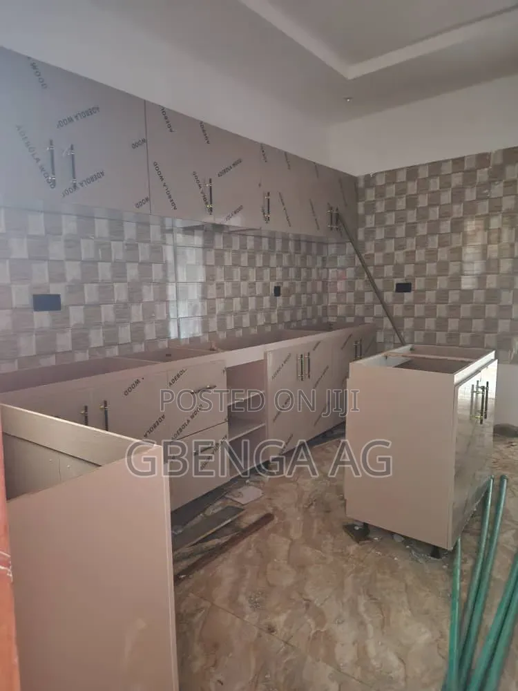 4bdrm Duplex in Omole Phase 2, Kosofe / Kosofe for sale
