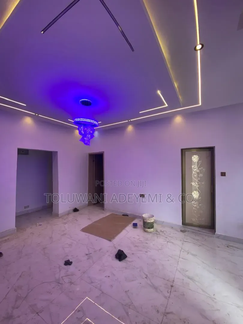 2bdrm Apartment in Sabo / Yaba for sale