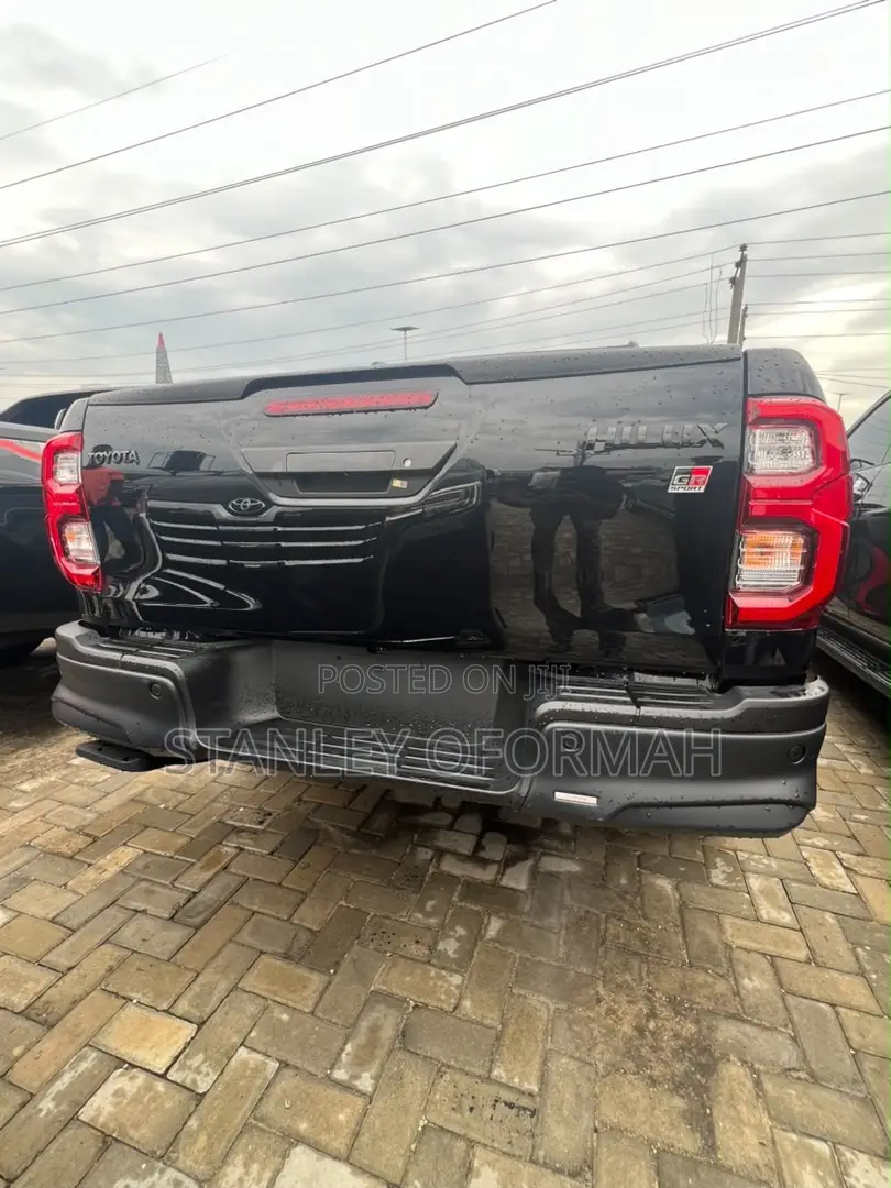 New Toyota Hilux 2025 Black
