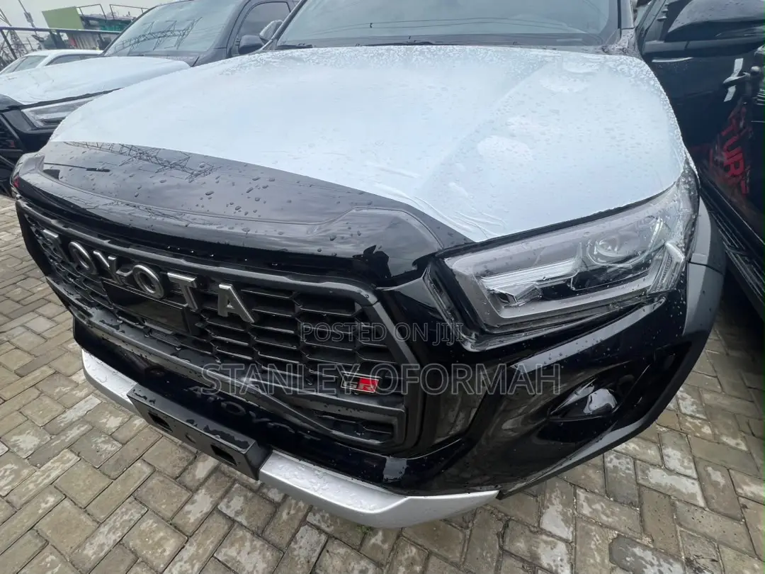 New Toyota Hilux 2025 Black