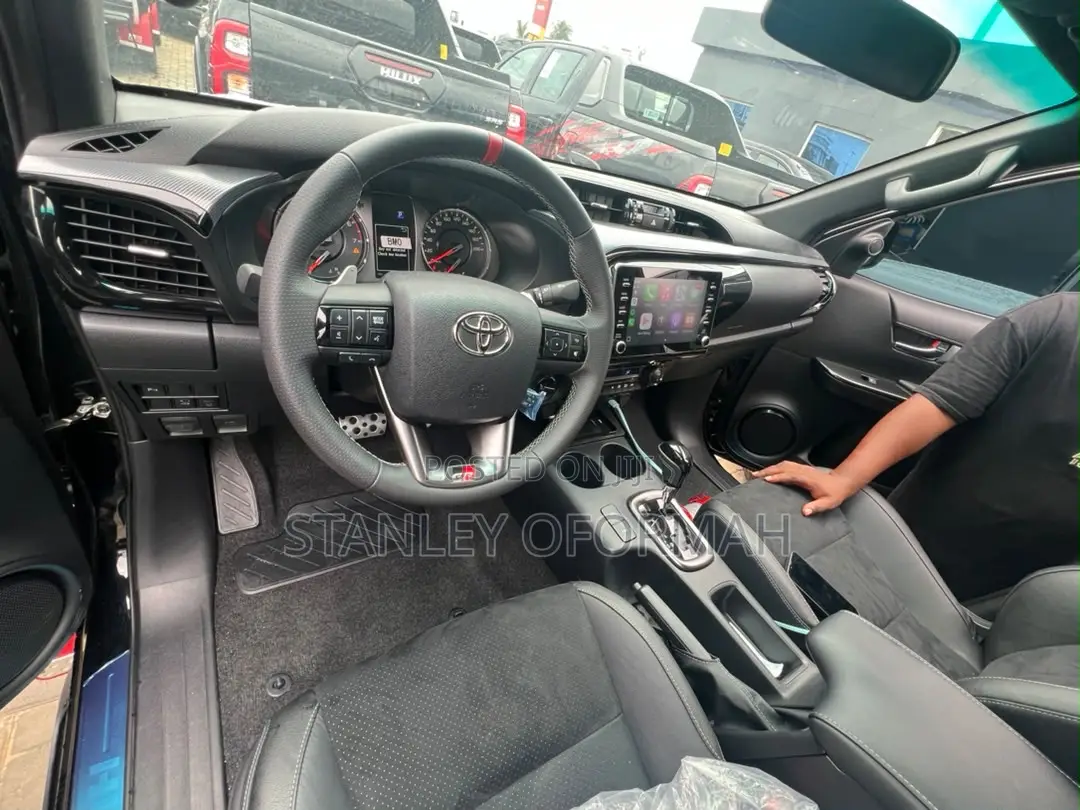 New Toyota Hilux 2025 Black