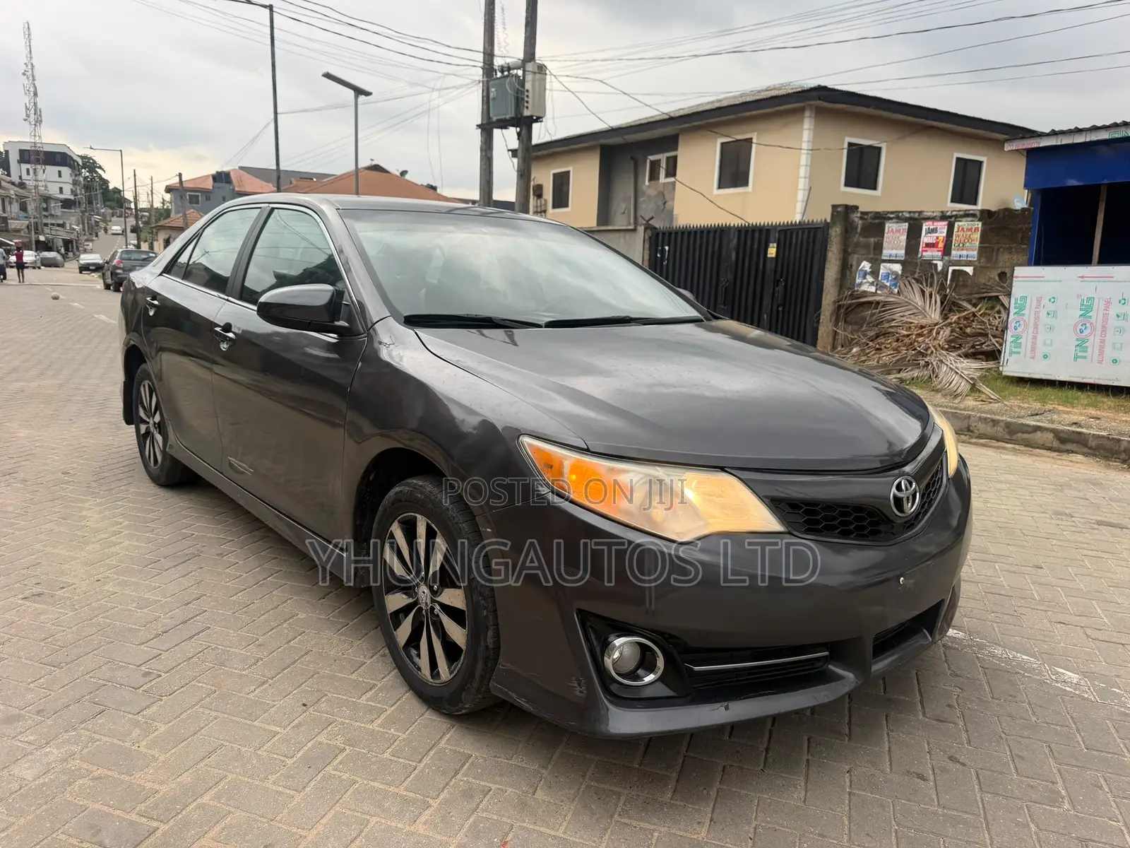 Toyota Camry SE 4dr Sedan (2.5L 4cyl 6A) 2012 Gray