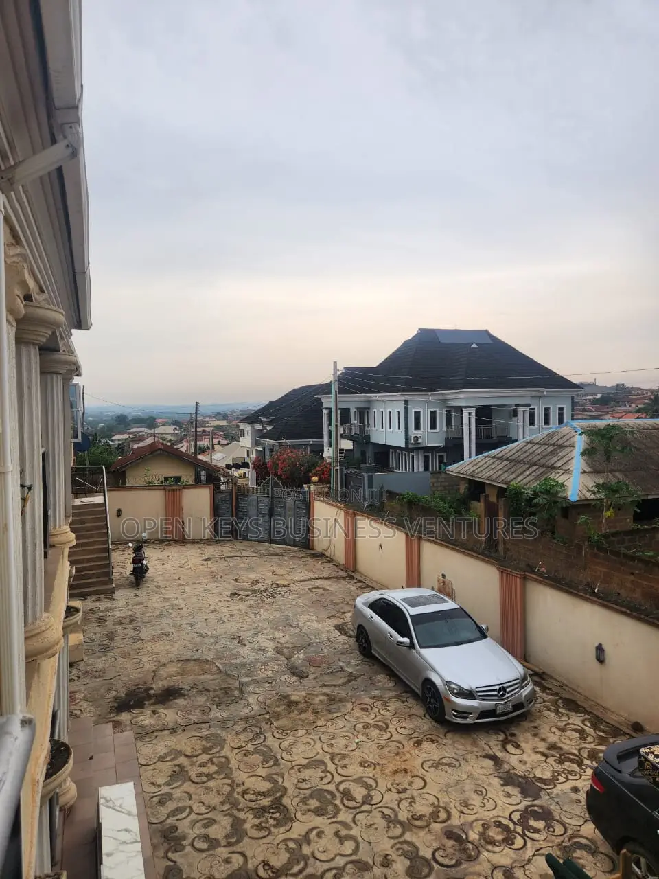 6bdrm Apartment in Adetokun Est, Ologuneru for sale