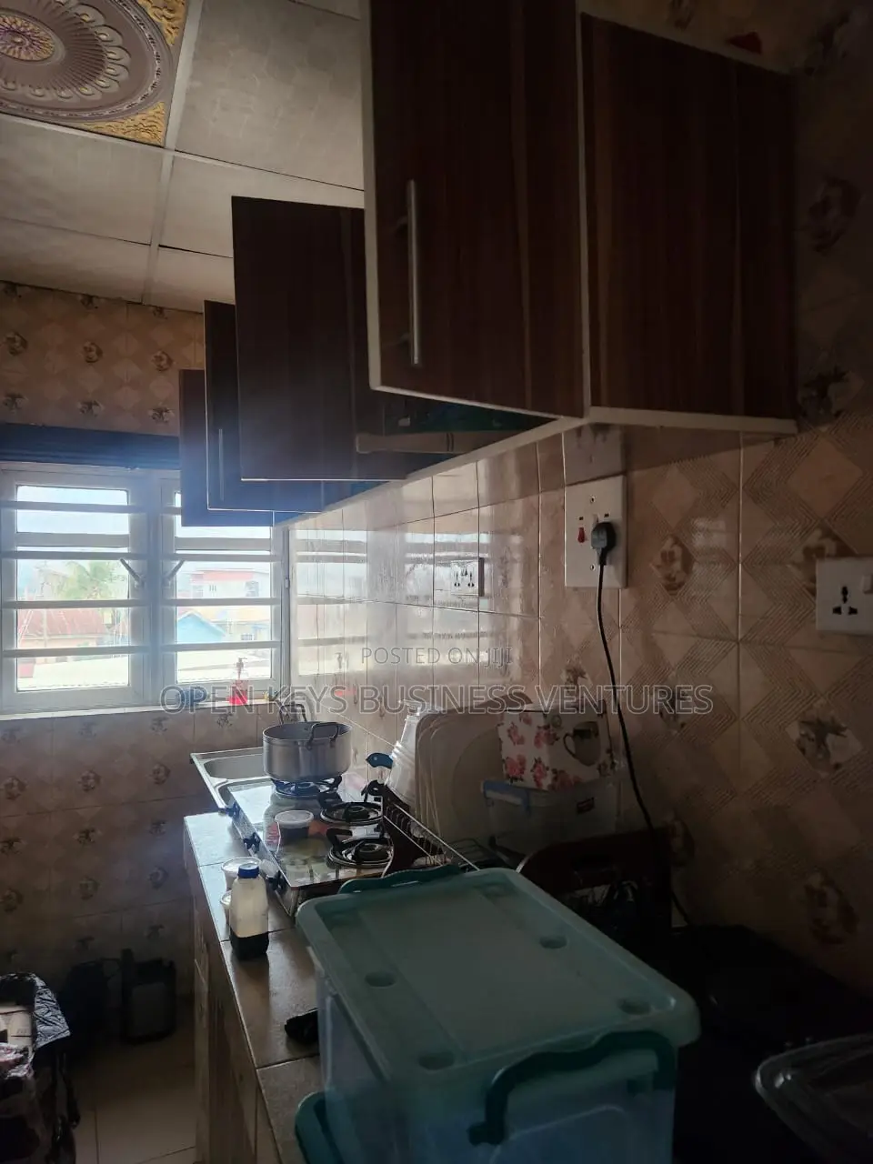 6bdrm Apartment in Adetokun Est, Ologuneru for sale