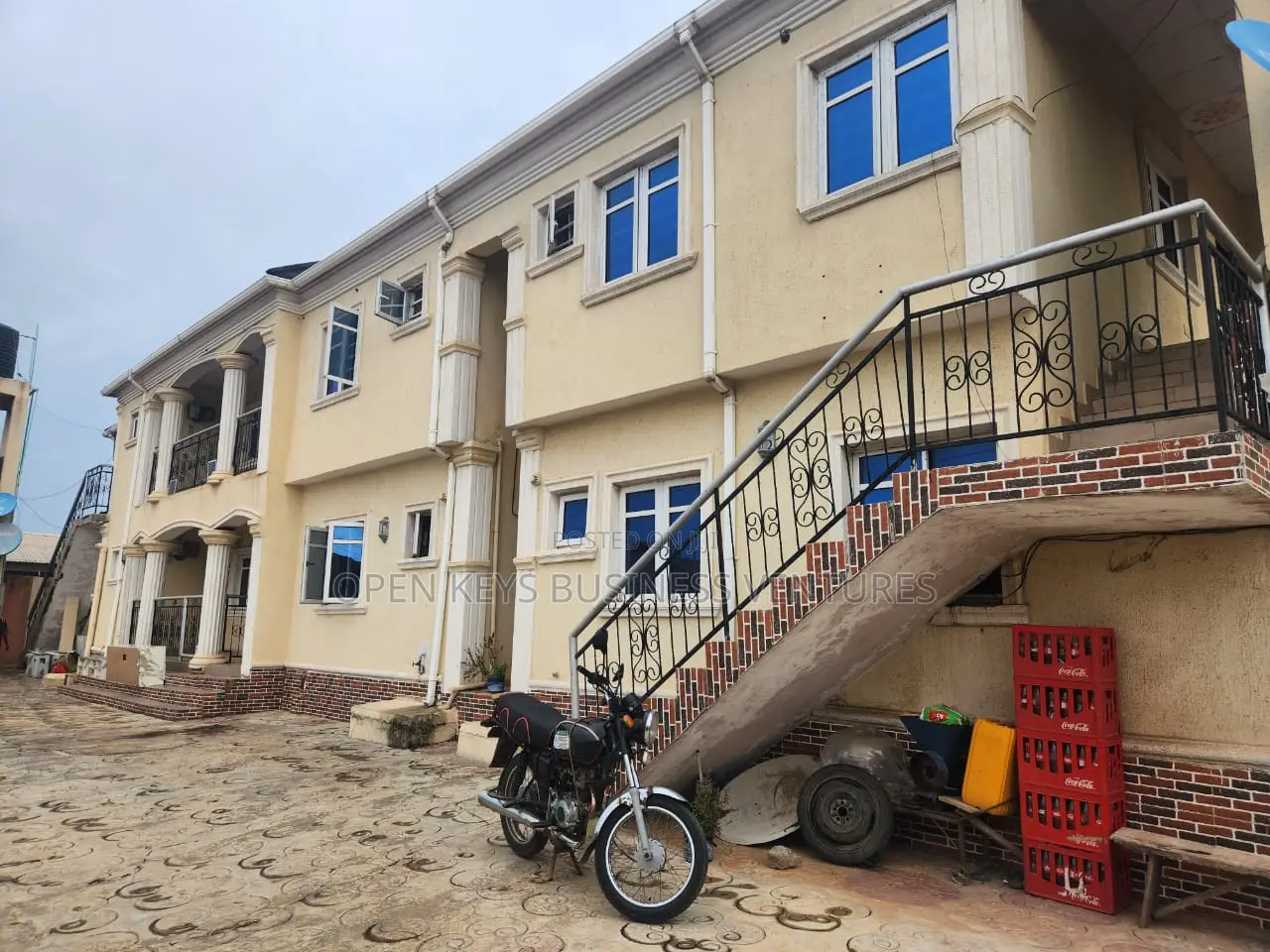6bdrm Apartment in Adetokun Est, Ologuneru for sale