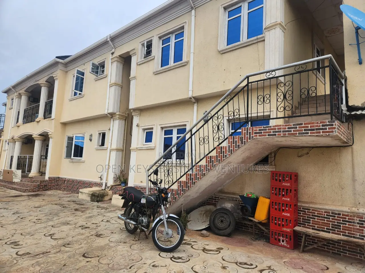 6bdrm Apartment in Adetokun Est, Ologuneru for sale