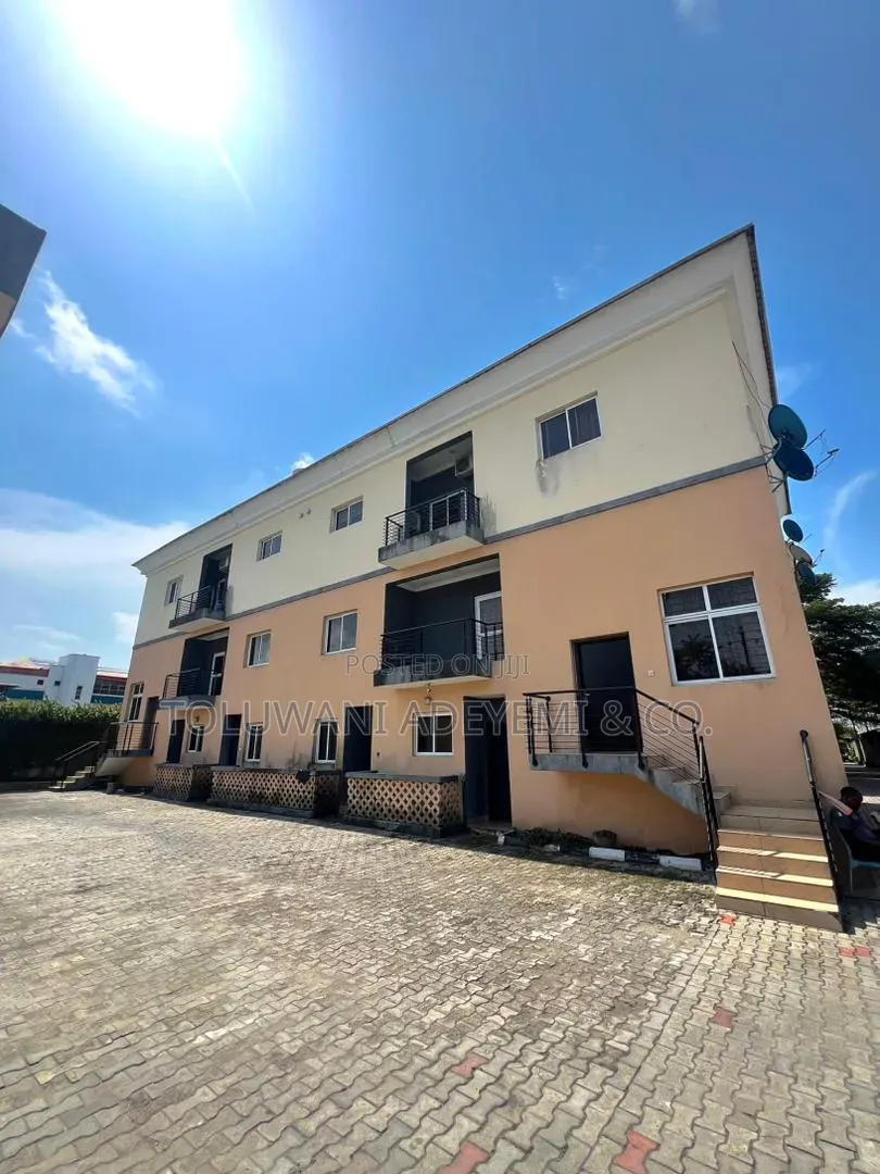 2bdrm Apartment in Lekki Phase 1 for rent