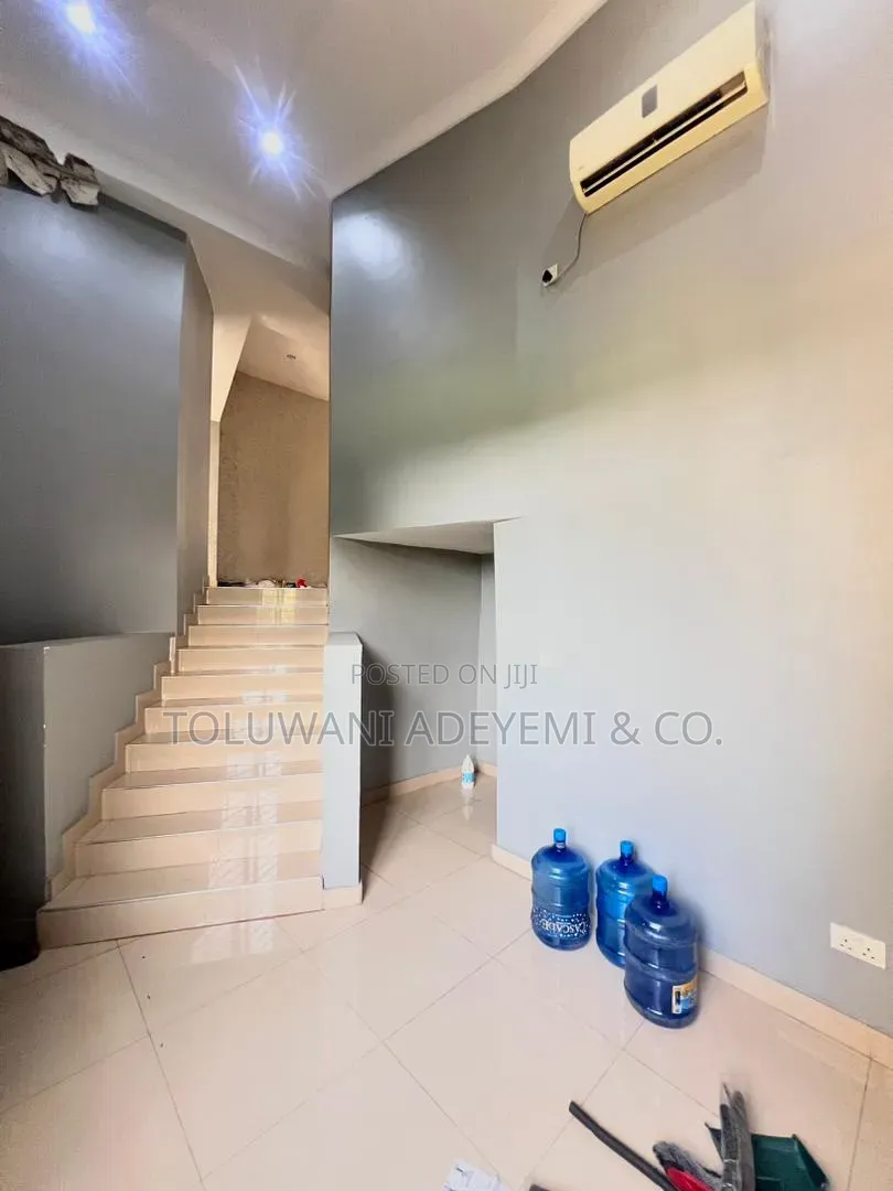 2bdrm Apartment in Lekki Phase 1 for rent