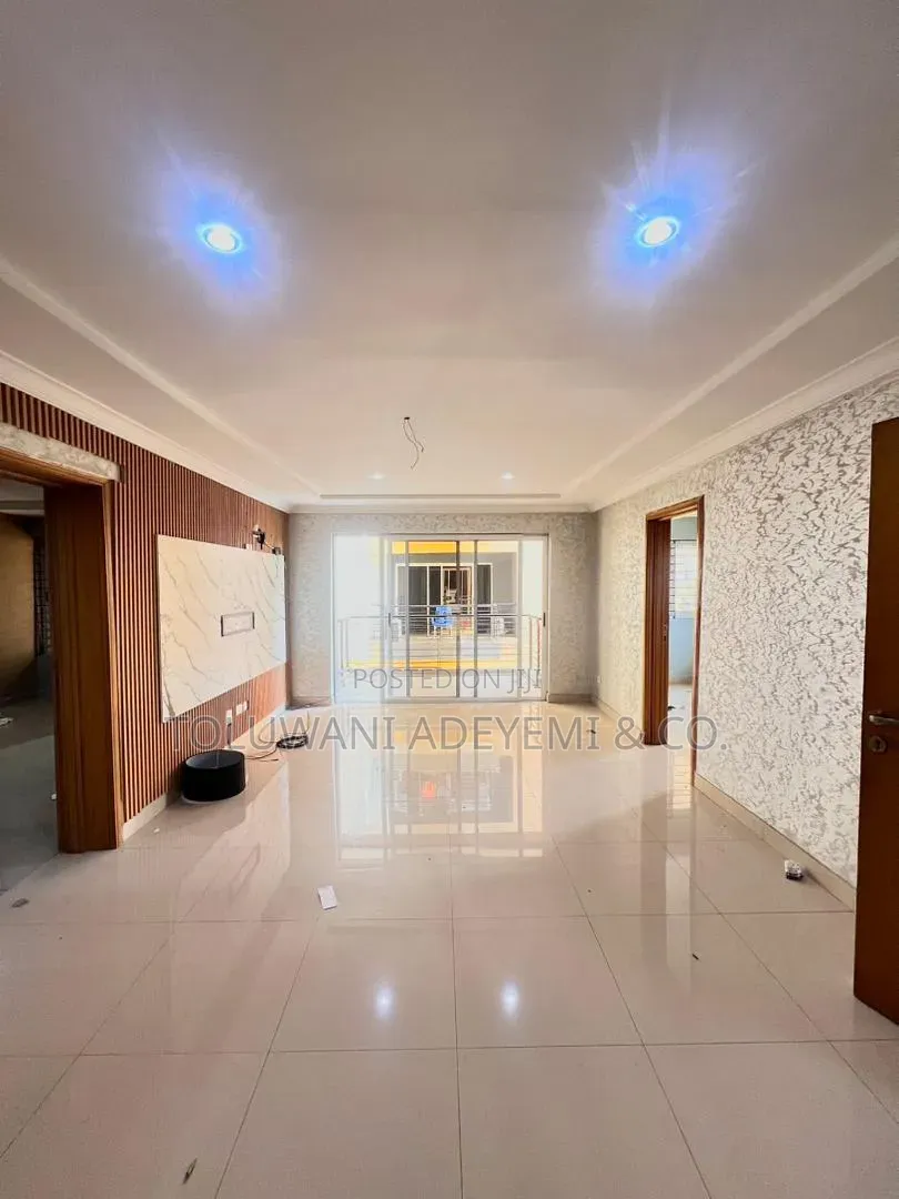 2bdrm Apartment in Lekki Phase 1 for rent