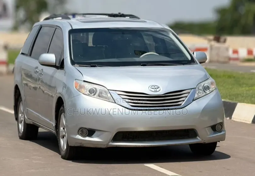 Toyota Sienna 2011 Silver