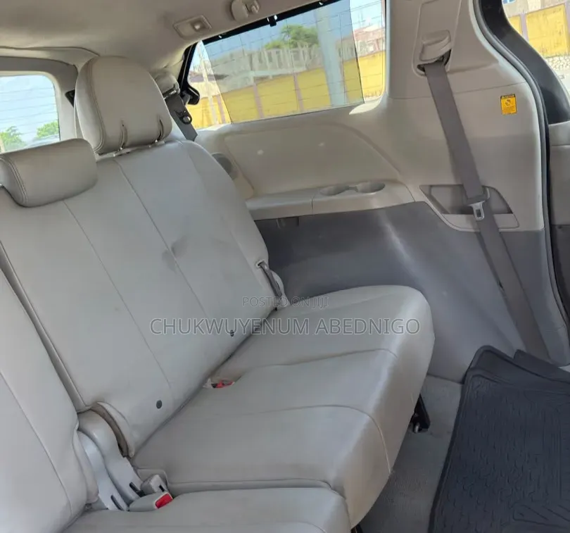 Toyota Sienna 2011 Silver