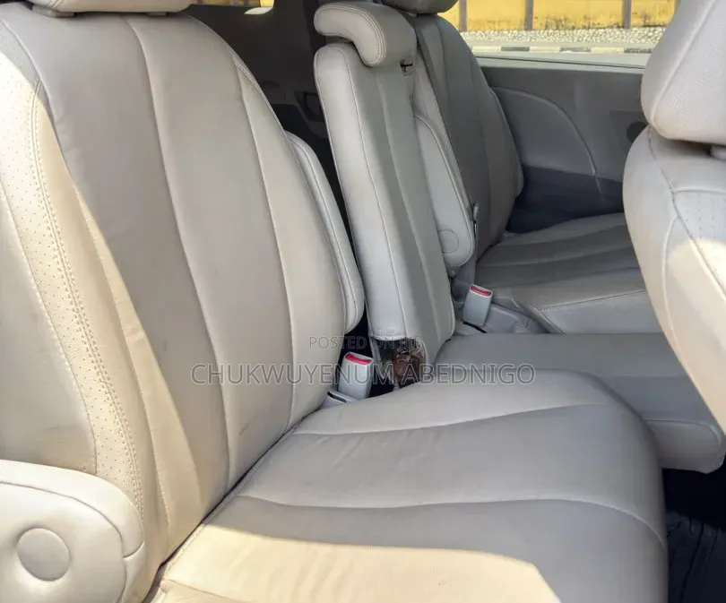 Toyota Sienna 2011 Silver