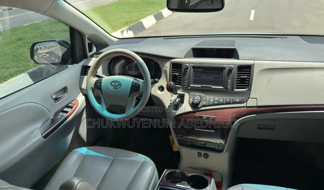 Toyota Sienna 2011 Silver