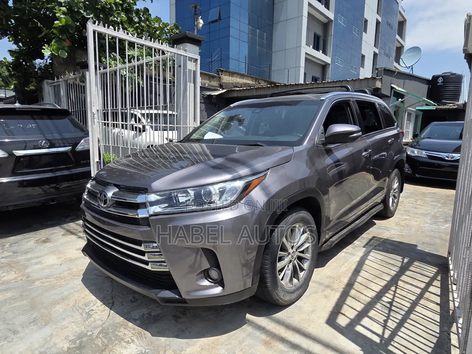 Toyota Highlander XLE 4x4 V6 (3.5L 6cyl 8A) 2017 Gray