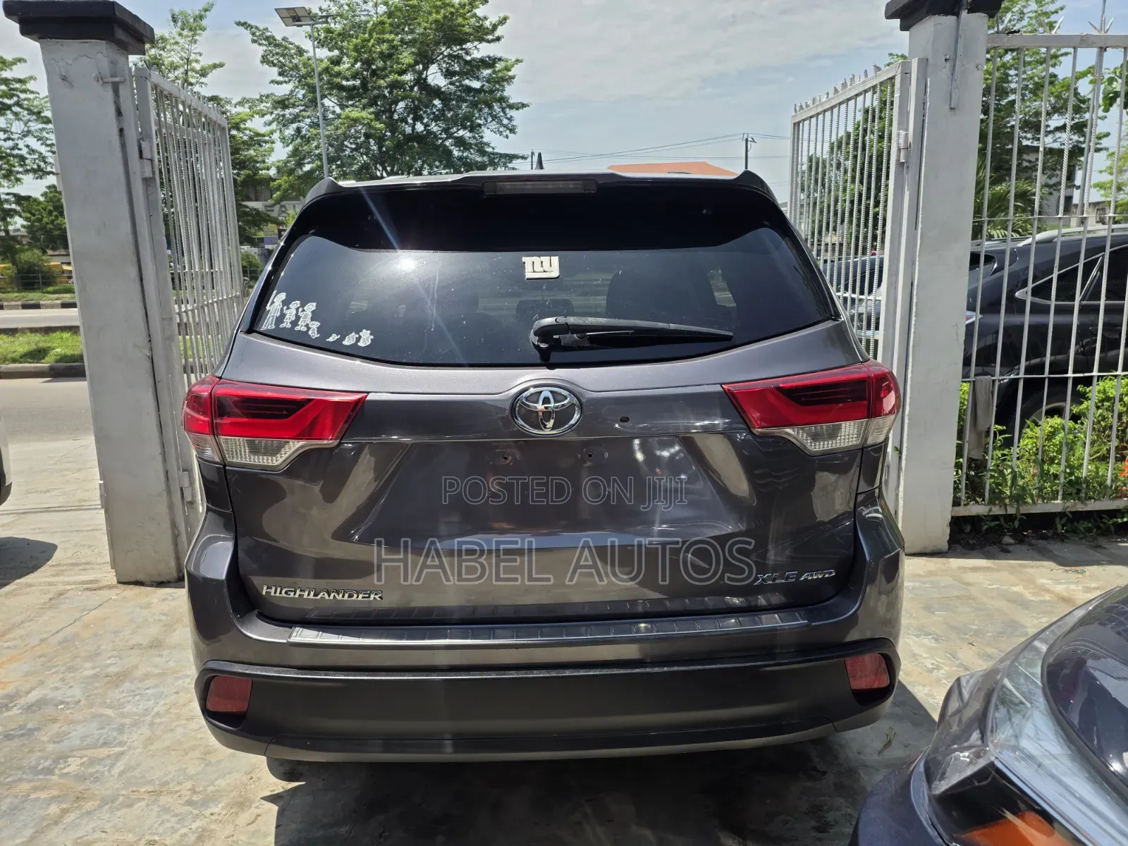 Toyota Highlander XLE 4x4 V6 (3.5L 6cyl 8A) 2017 Gray