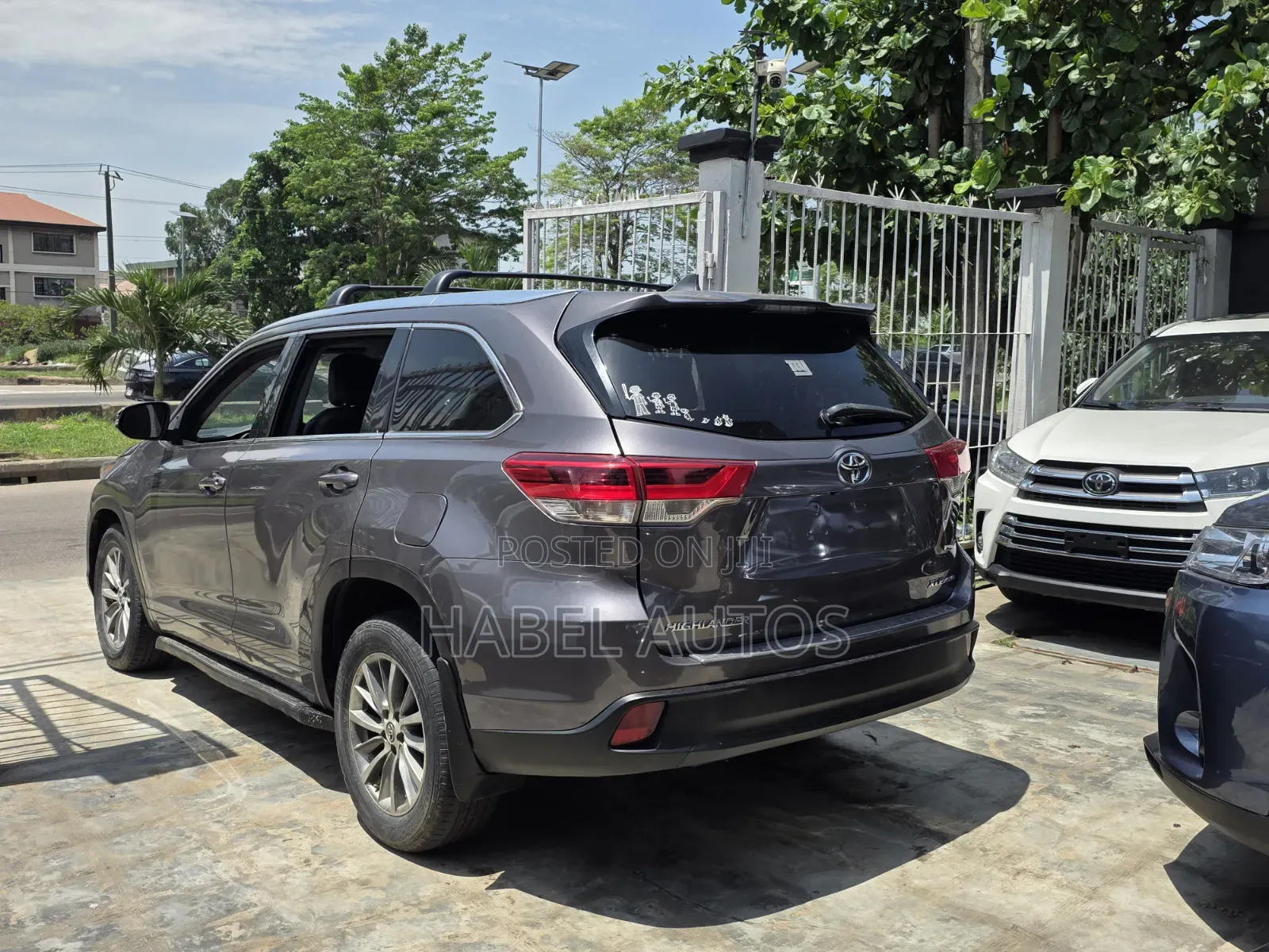 Toyota Highlander XLE 4x4 V6 (3.5L 6cyl 8A) 2017 Gray
