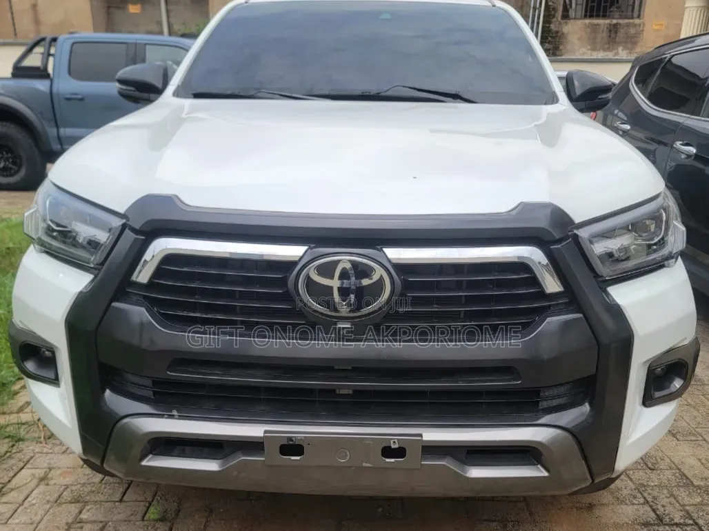 Toyota Hilux 2024 White