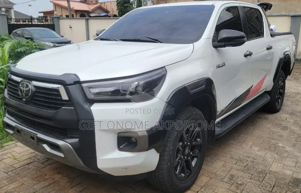 Toyota Hilux 2024 White