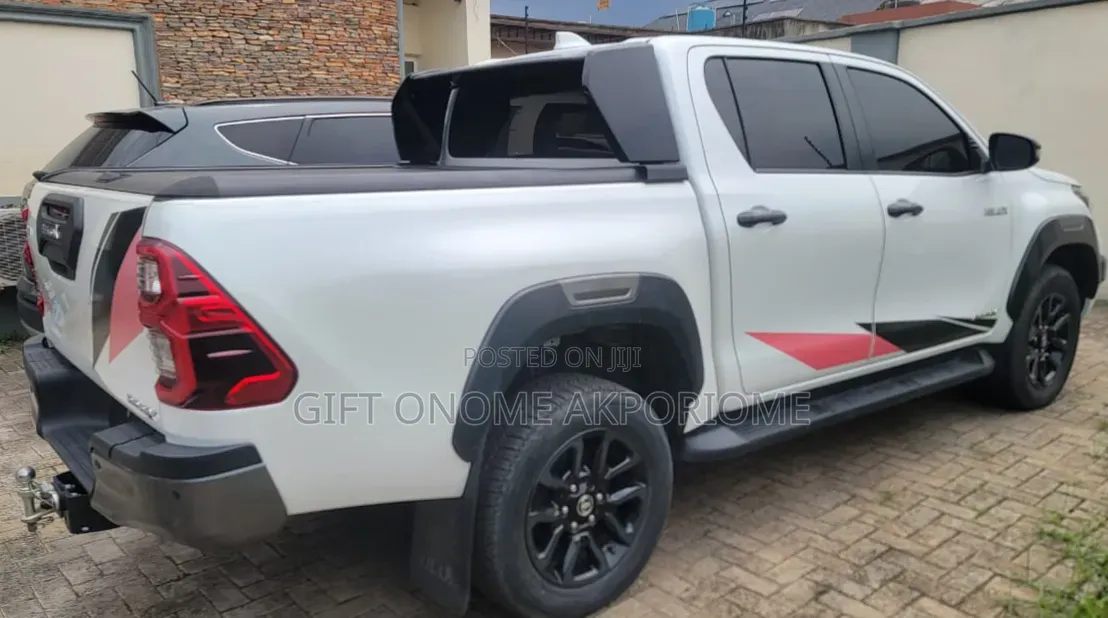 Toyota Hilux 2024 White