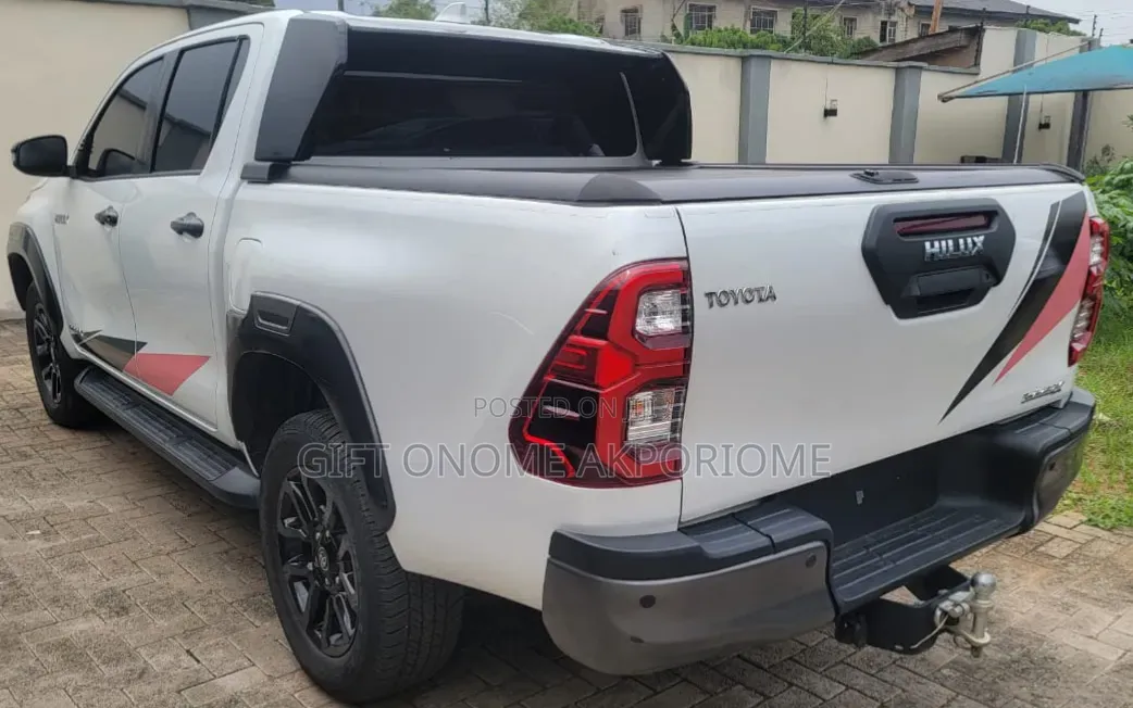 Toyota Hilux 2024 White
