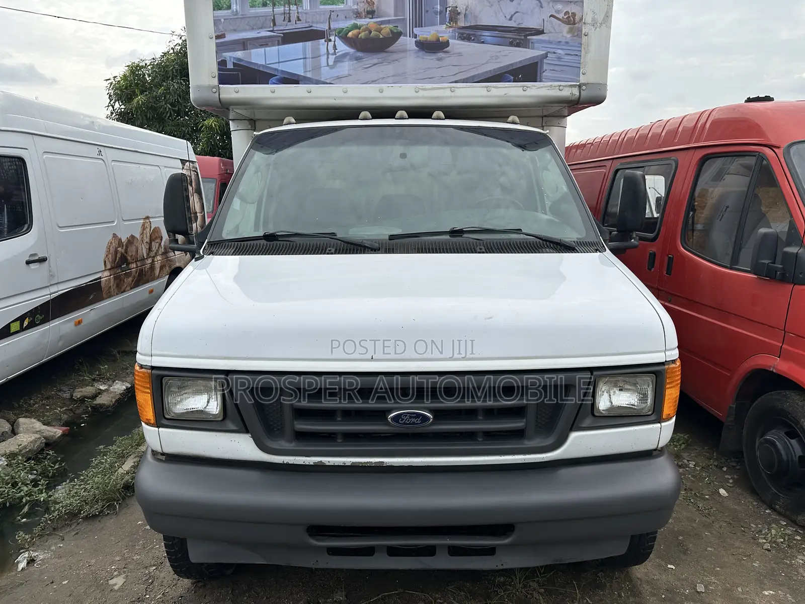 American Ford E450 Truck 2007 White