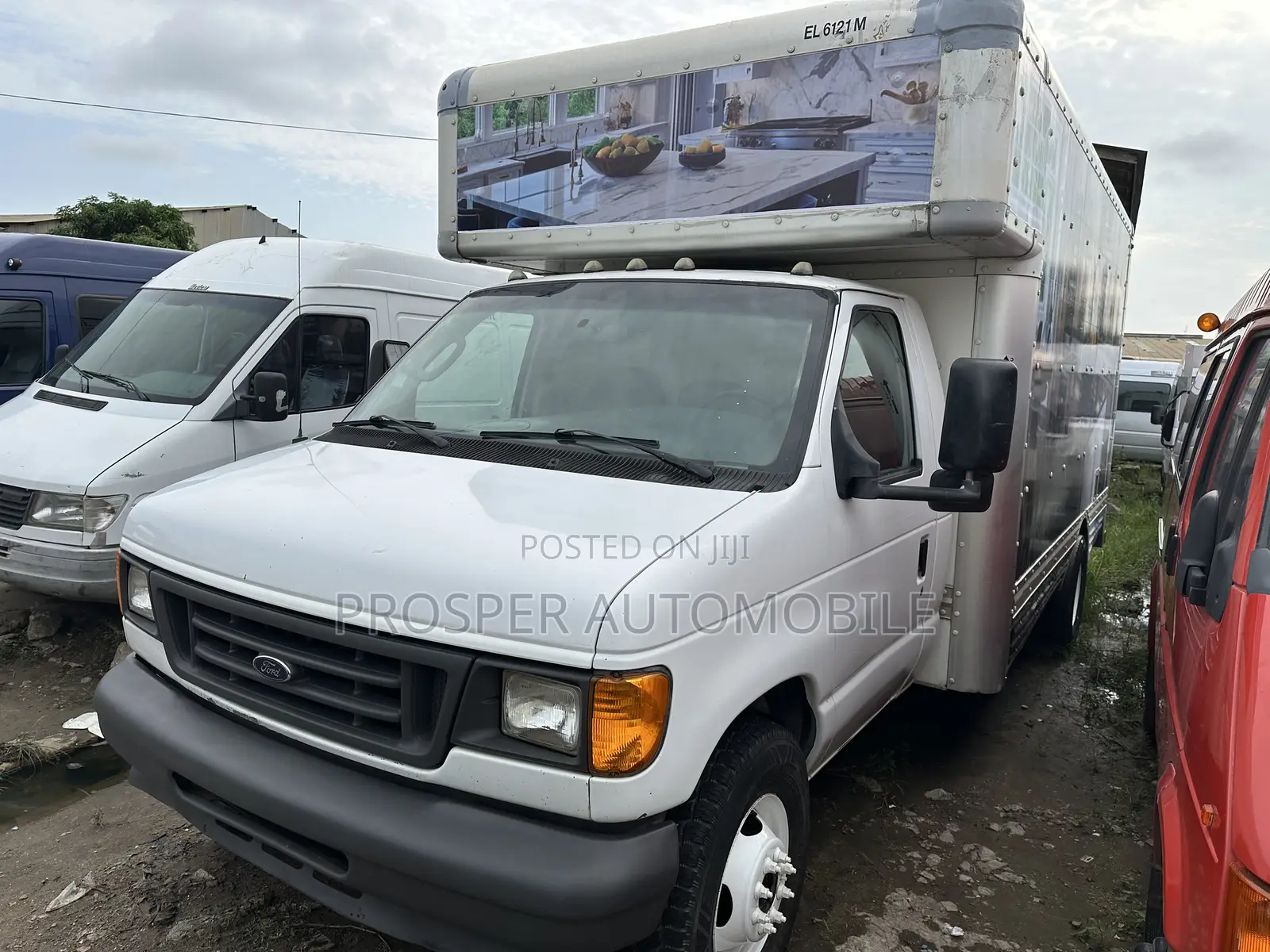 American Ford E450 Truck 2007 White