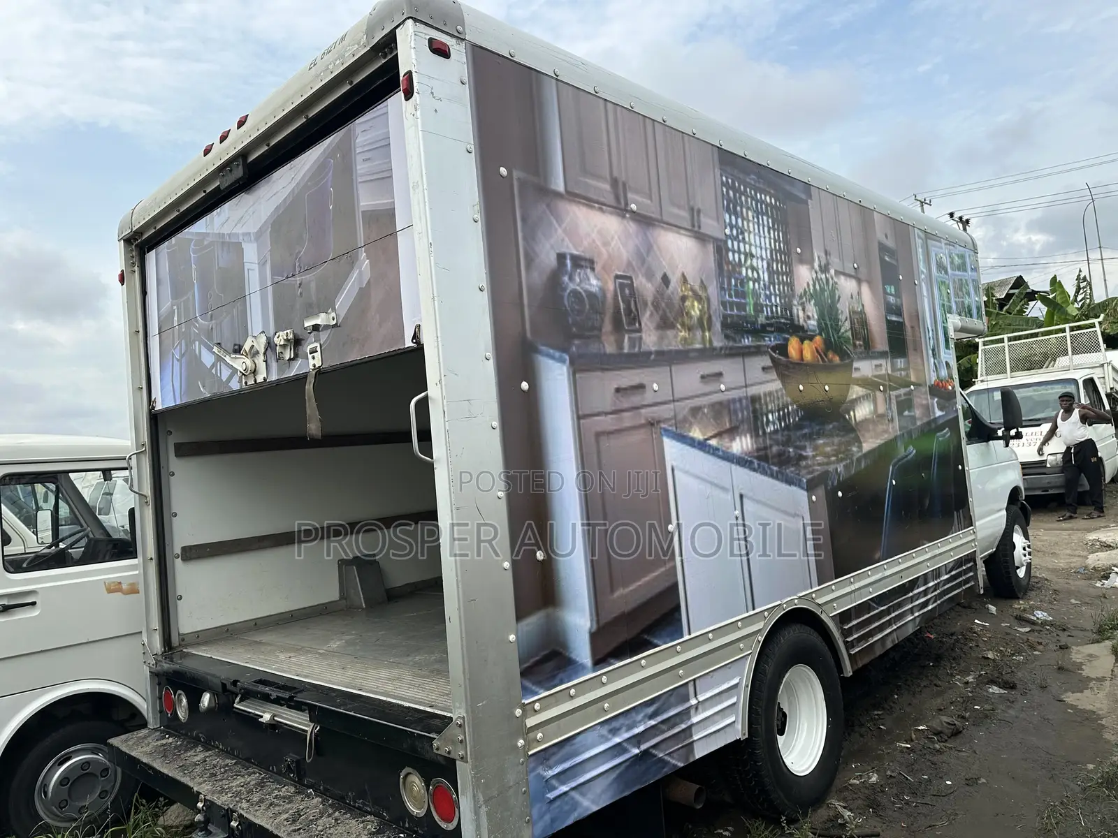 American Ford E450 Truck 2007 White