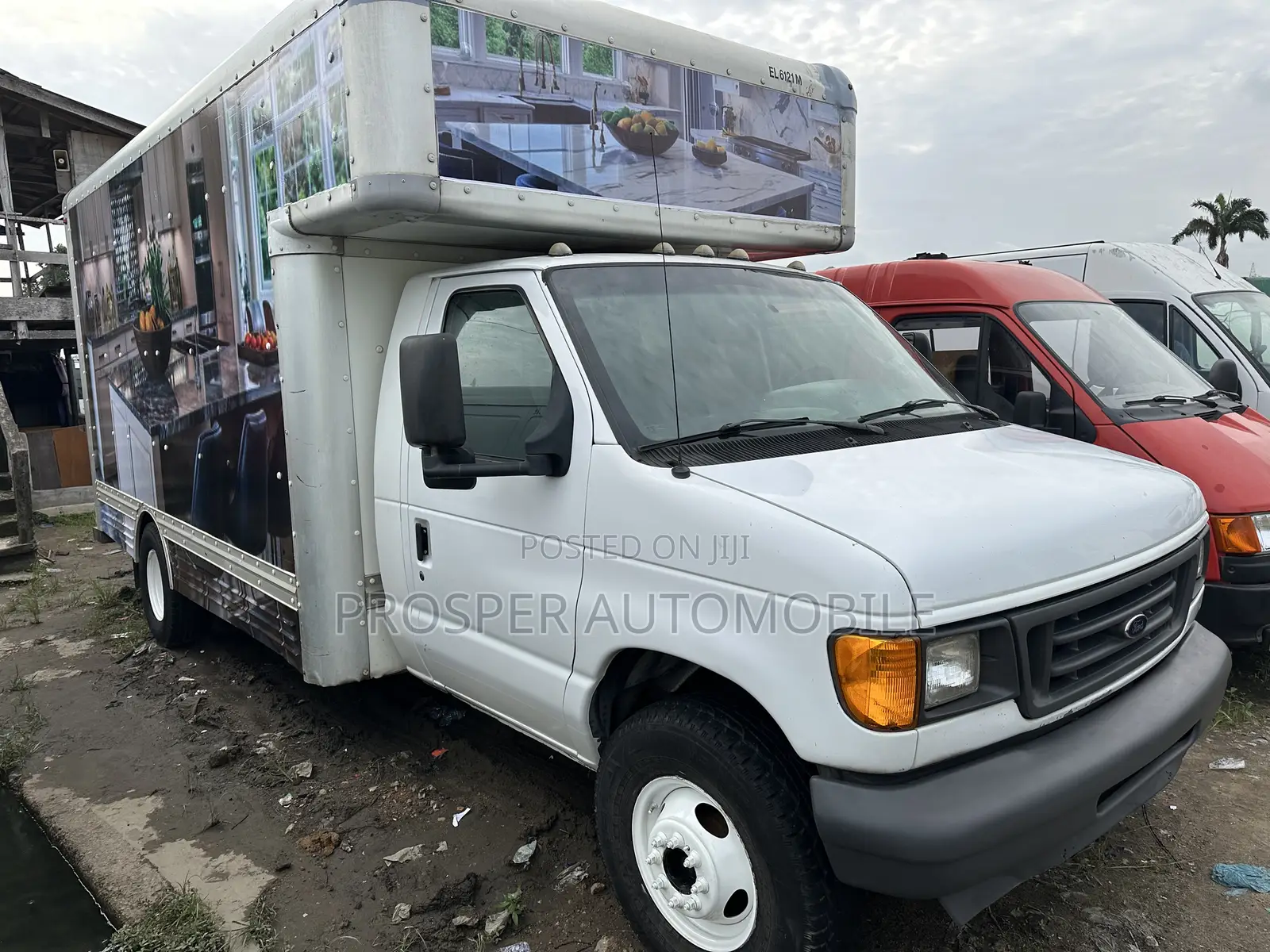 American Ford E450 Truck 2007 White