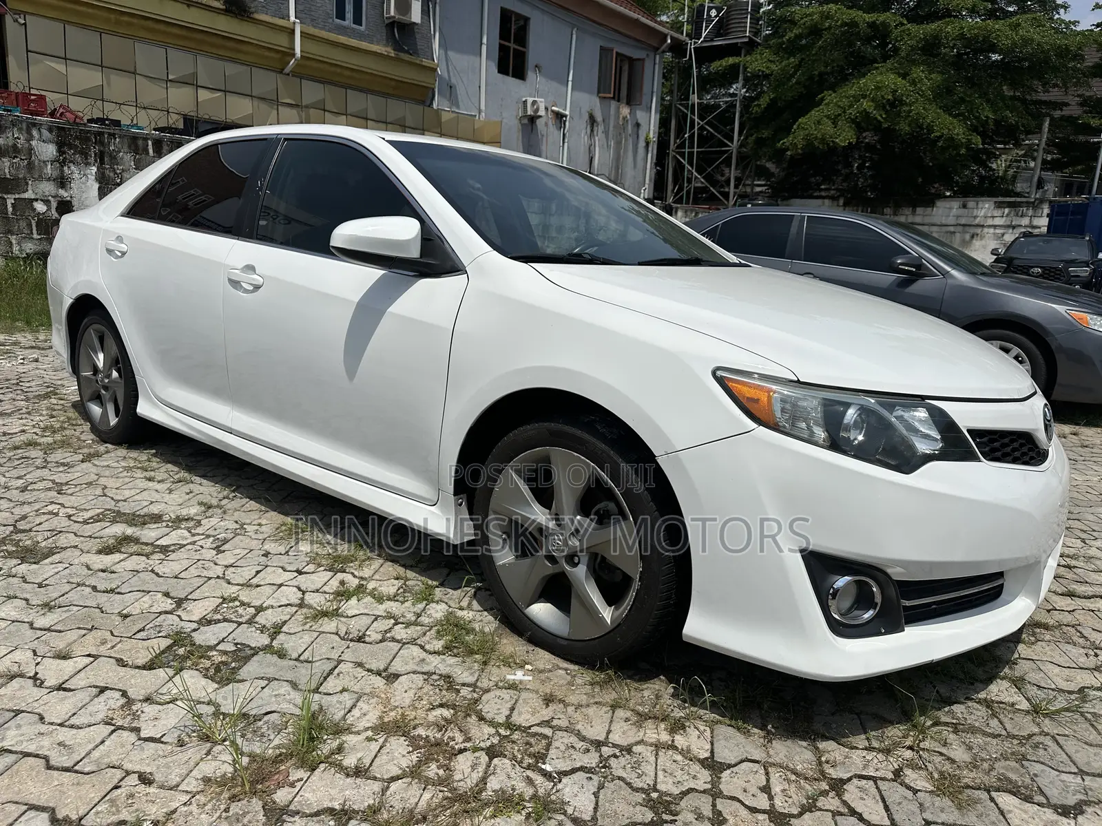 Toyota Camry SE V6 4dr Sedan (3.5L 6cyl 6A) 2013 White