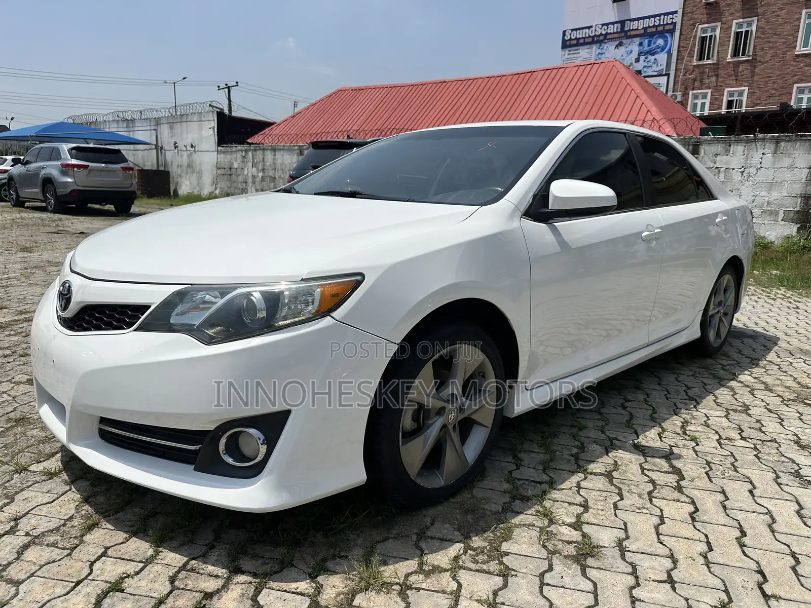 Toyota Camry SE V6 4dr Sedan (3.5L 6cyl 6A) 2013 White
