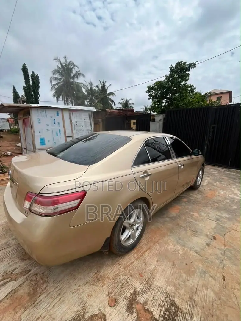 Toyota Camry LE 4dr Sedan (2.5L 4cyl 6AM) 2010 Gold